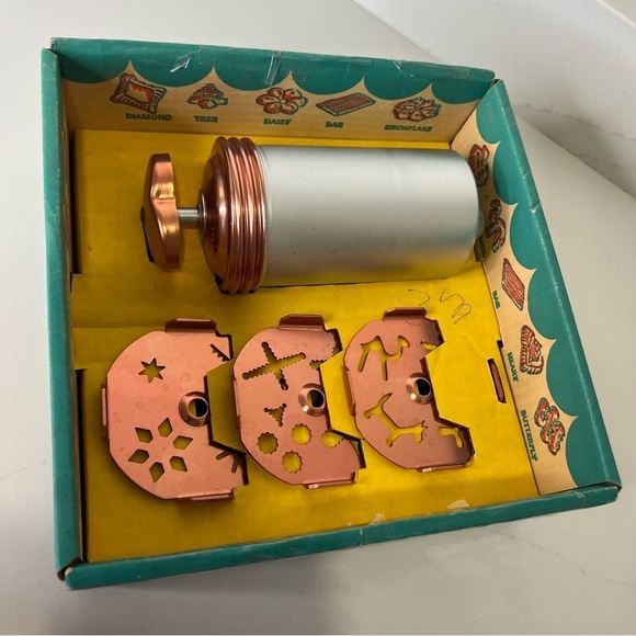 Vintage Mirro Dial a Cookie Kit In Box Kitchen Aluminum Copper Discs - Picture 12 of 14